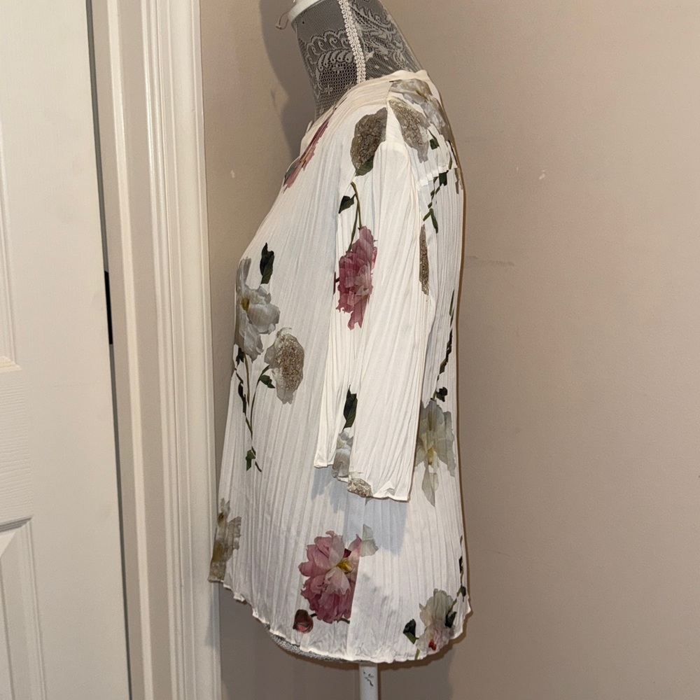 Vince Wilted Peony top NWT size med - Picture 6 of 9